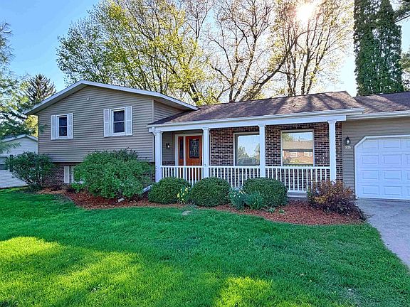 2nd image of 903 Pine Ridge Ct