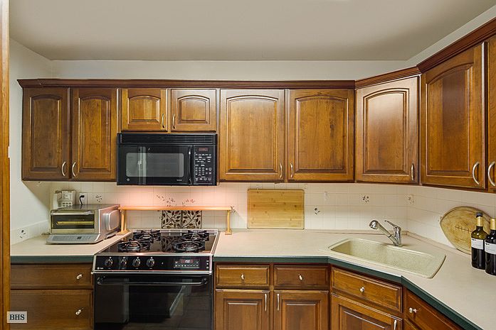 2nd image of 15 W 72nd St APT 4A