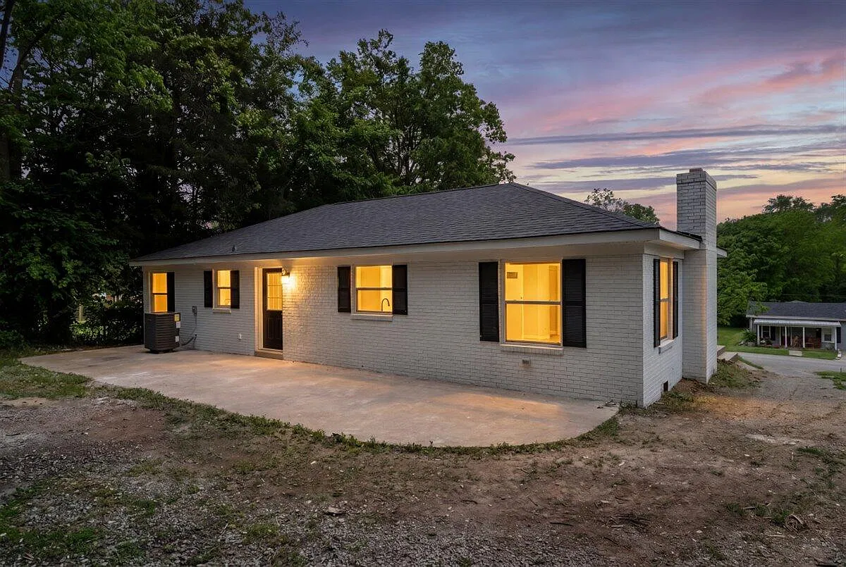 3 bed, 2.0 bath, 1456 sqft, $1,900 — Photo 1
