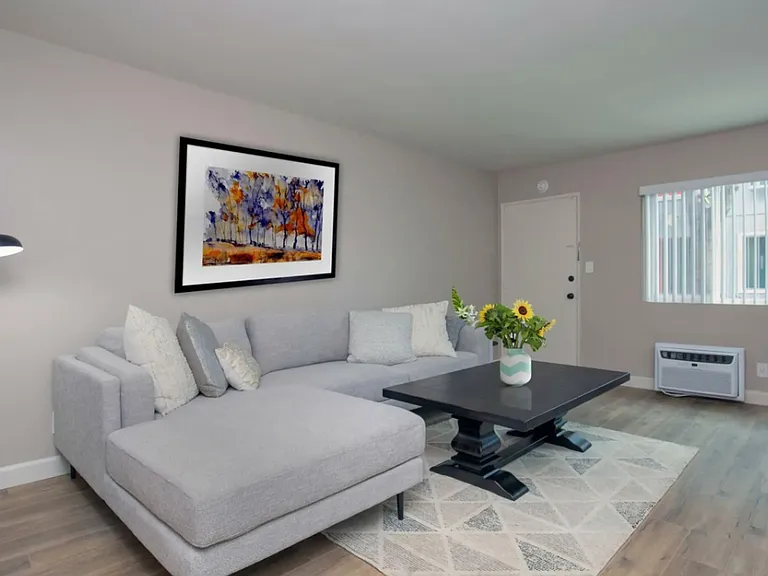 The Capri Apartments — Photo 28