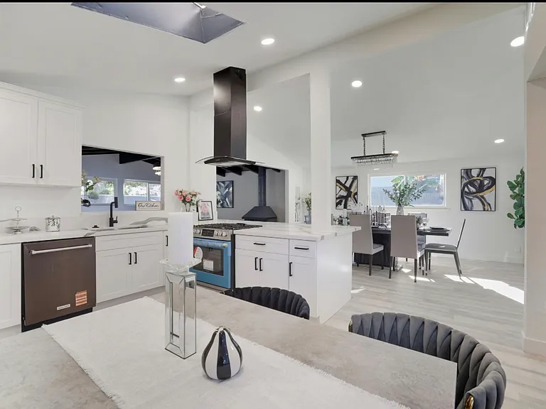 405 S Clara St — Photo 1