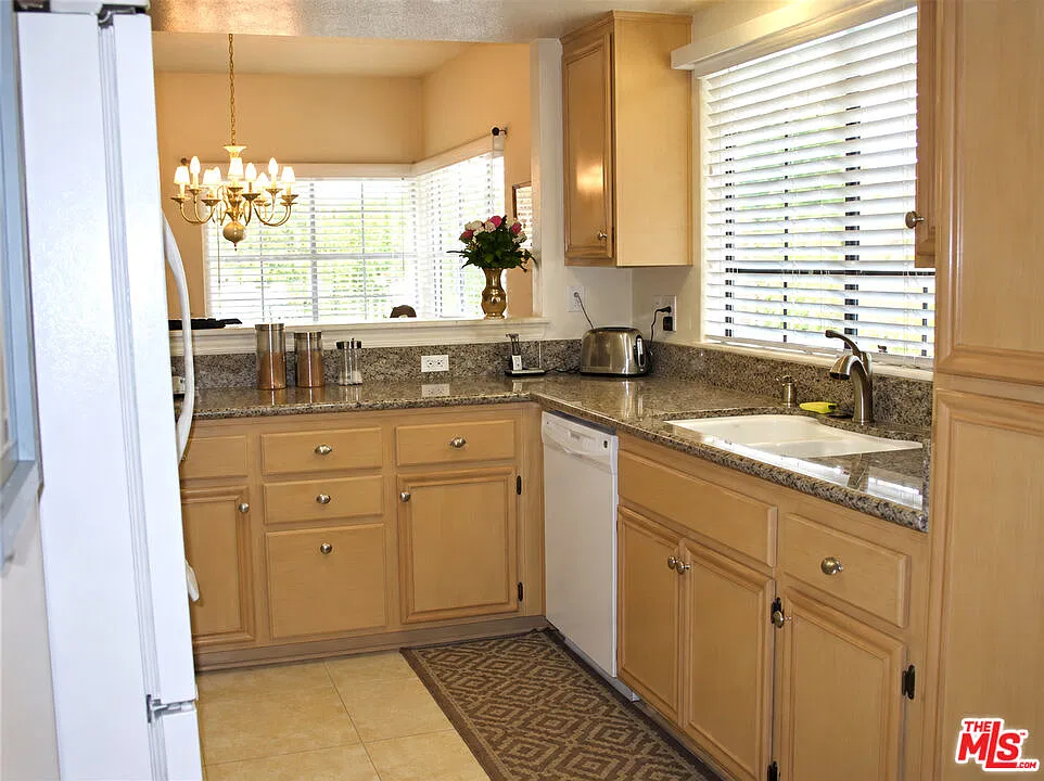 2 bed, 2.0 bath, 1353 sqft, $3,450 — Photo 3