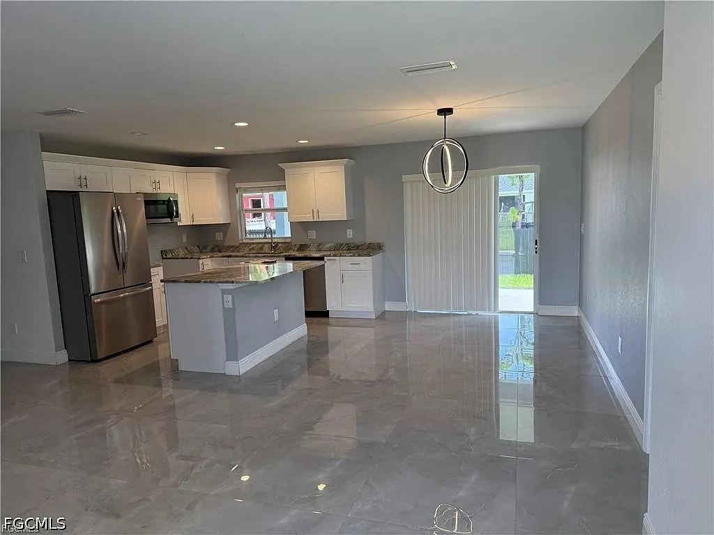 3 bed, 2.0 bath, 1291 sqft, $2,300 — Photo 3