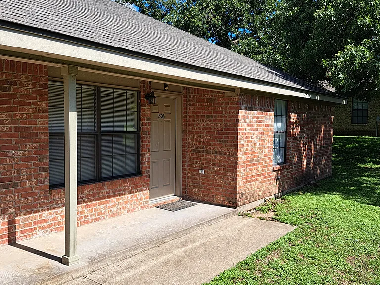 806 Redwood Ln — Photo 2