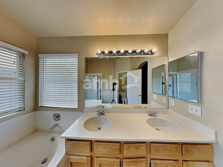 710 Breezy Ridge Dr — Photo 15