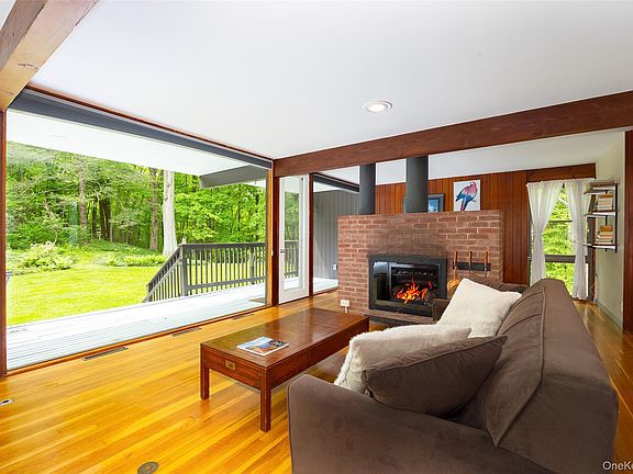 5th image of 13 Tanhouse Woods Road
