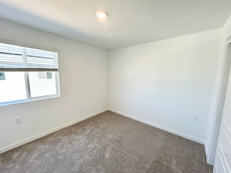 4464 Bellaire Ave — Photo 12