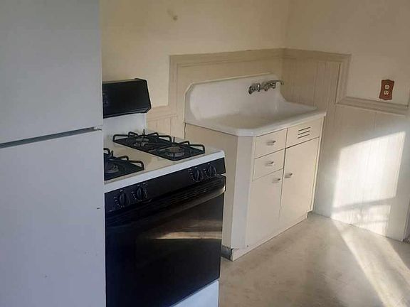 2nd image of 411 Lincoln St #4
