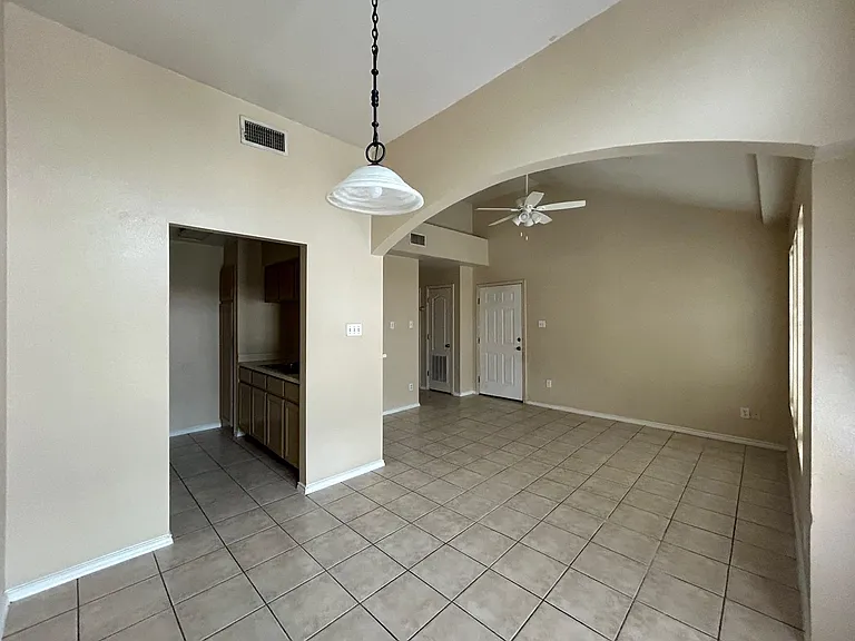 203 Martingale Ln #40 — Photo 8