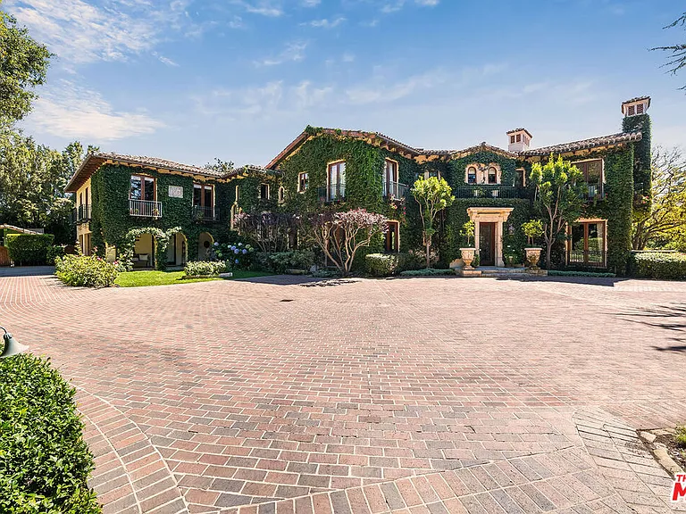 1550 Amalfi Dr — Photo 3