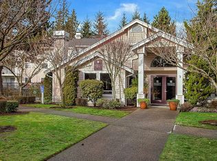 19230 Forest Park Dr NE #202, Lake Forest Park, WA 98155