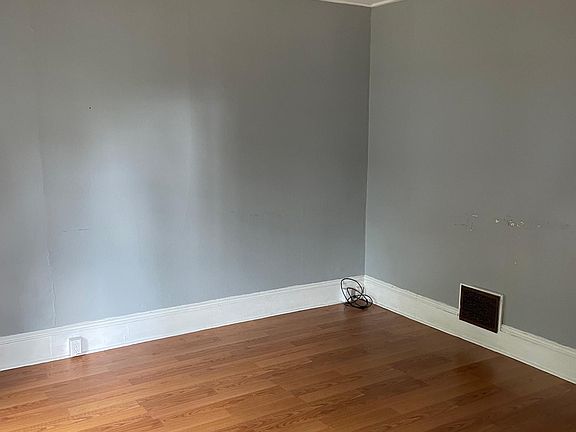 2nd image of 607 Crescent St NE