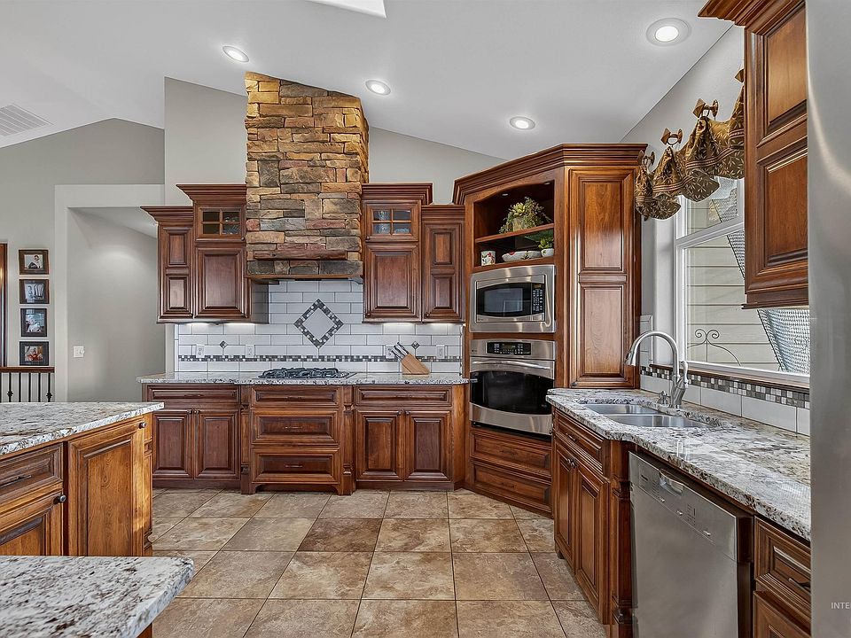 1st image of 3978 Foothill Dr