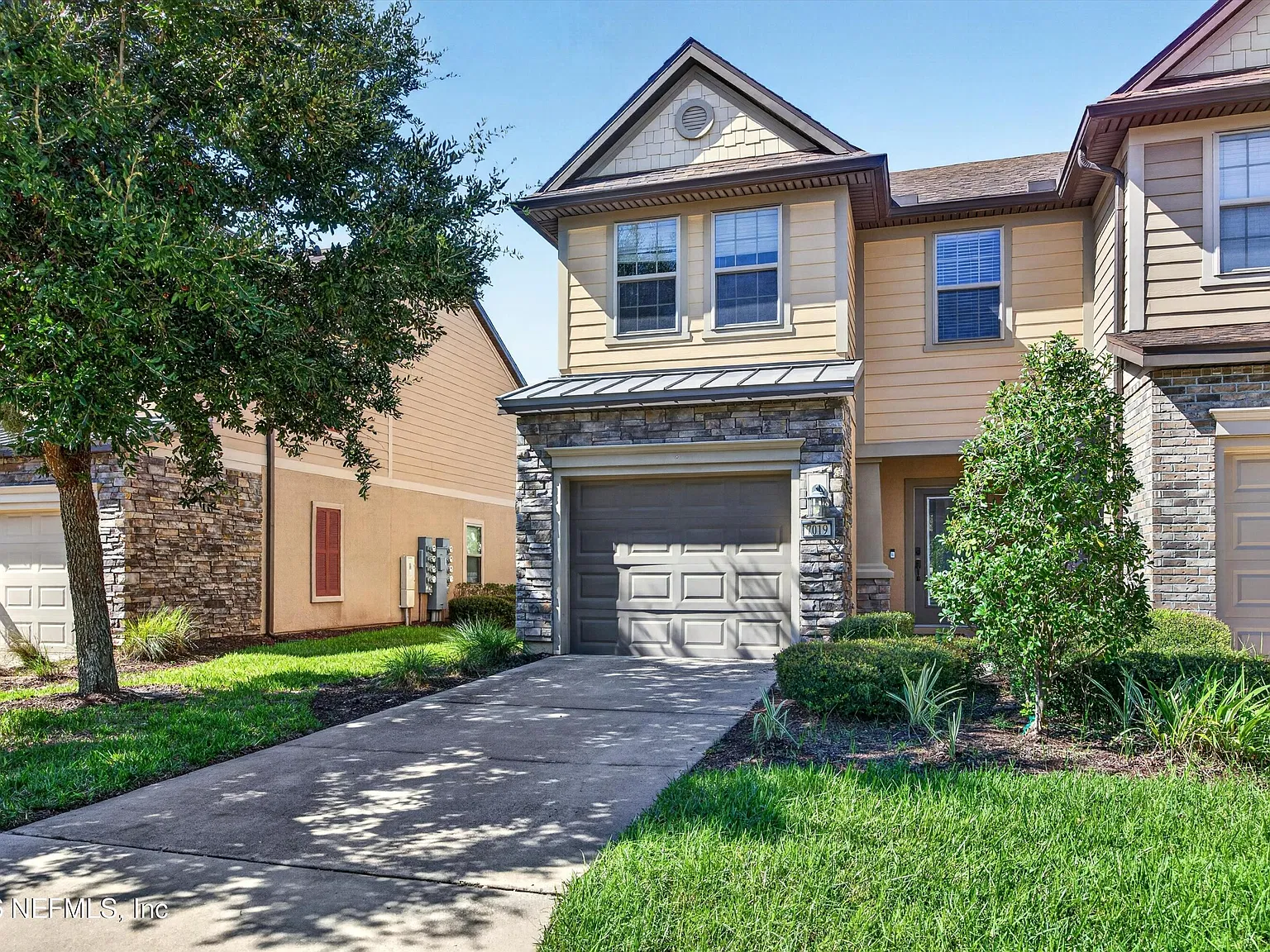 3 bed, 2.5 bath, 1516 sqft, $2,300 — Photo 2