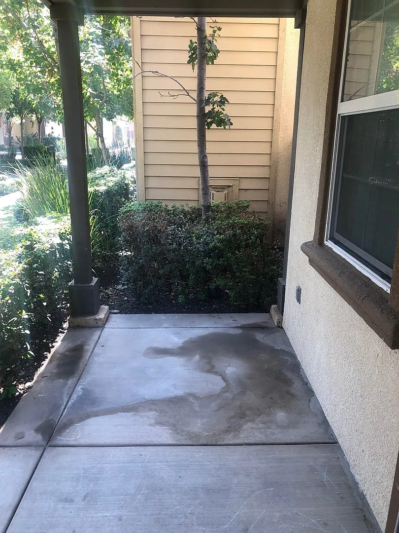 Beautiful Riverside 2 Story House — Photo 3