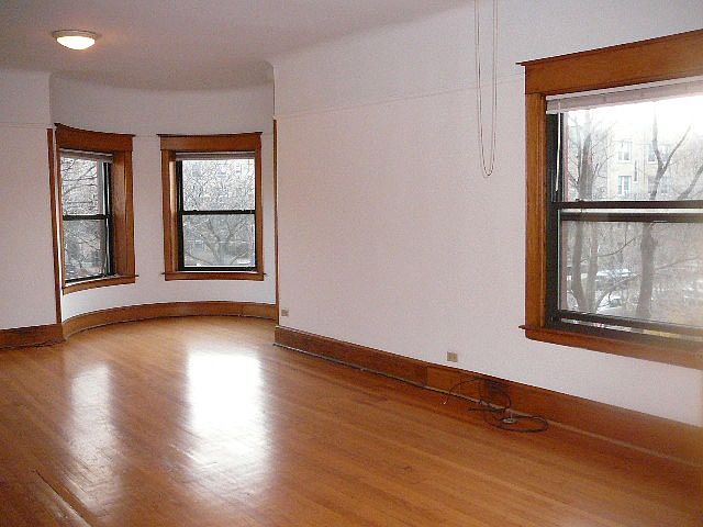 2nd image of 858 W Oakdale Ave #3