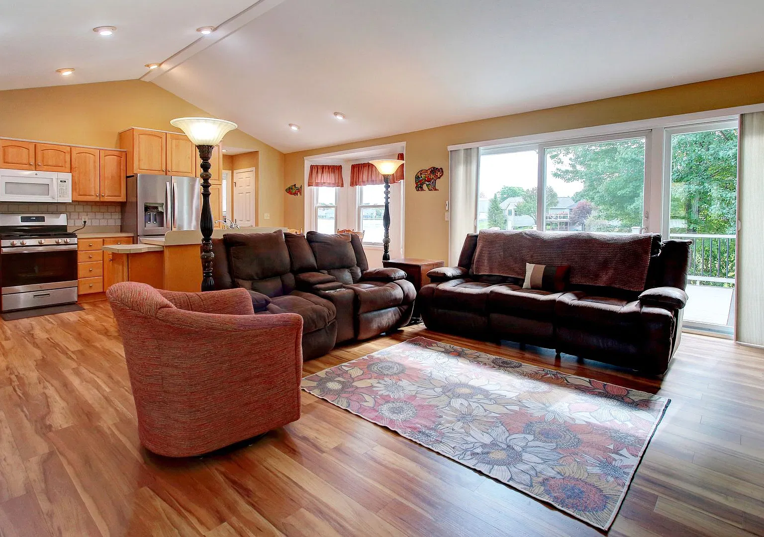 4 Bed 3.5 Bath Lakefront Home — Photo 4