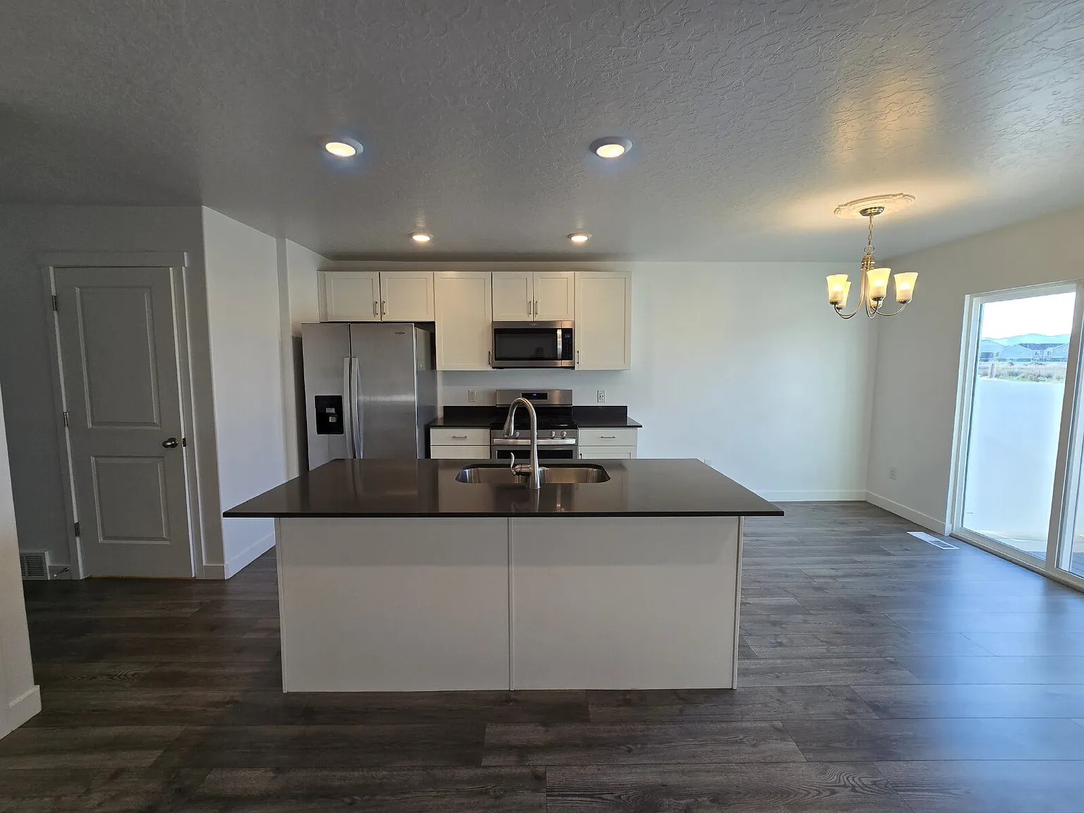 4 bed, 2.5 bath, 1654 sqft, $2,100 — Photo 3