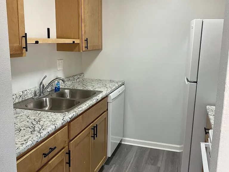 1313 Oakland Rd NE — Photo 4