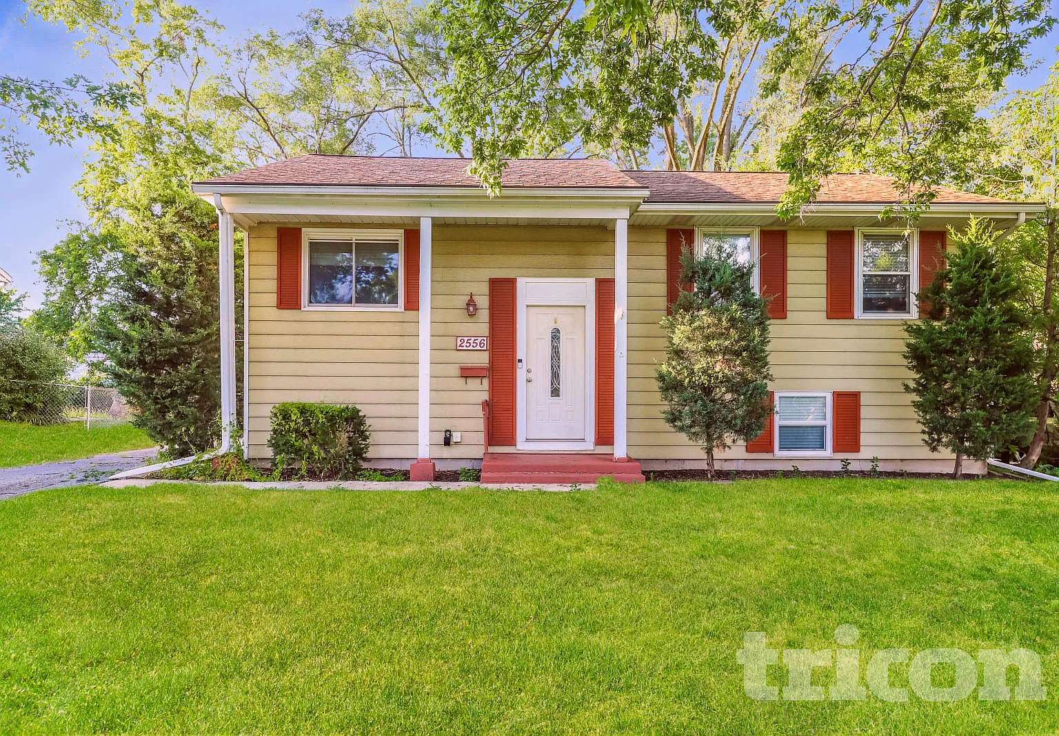 2556 Forest Glen Pkwy Woodridge IL — Photo 1