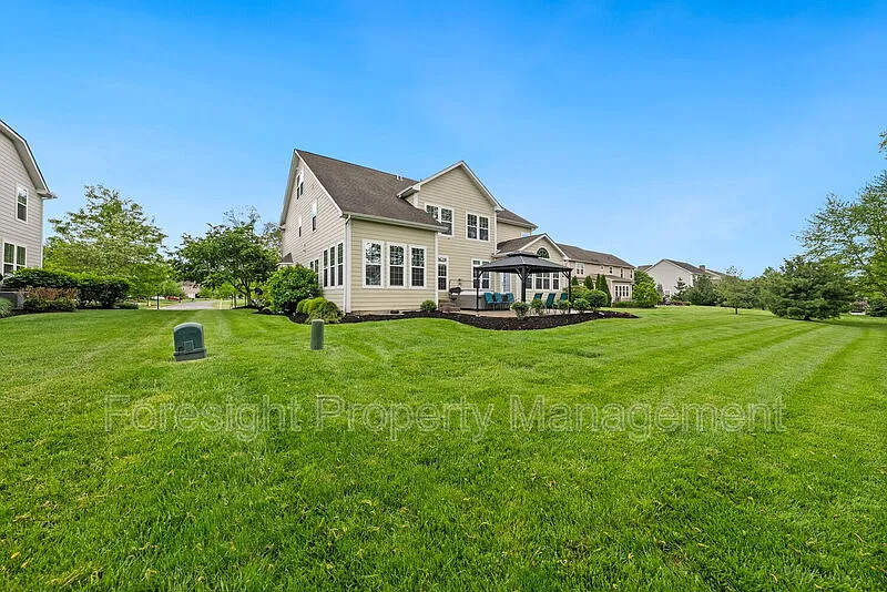 6 bed, 5.0 bath, 6621 sqft, $5,400 — Photo 3