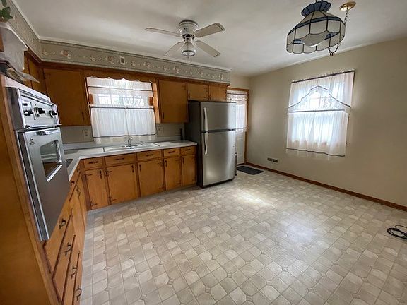 5th image of 35 Woodland Dr