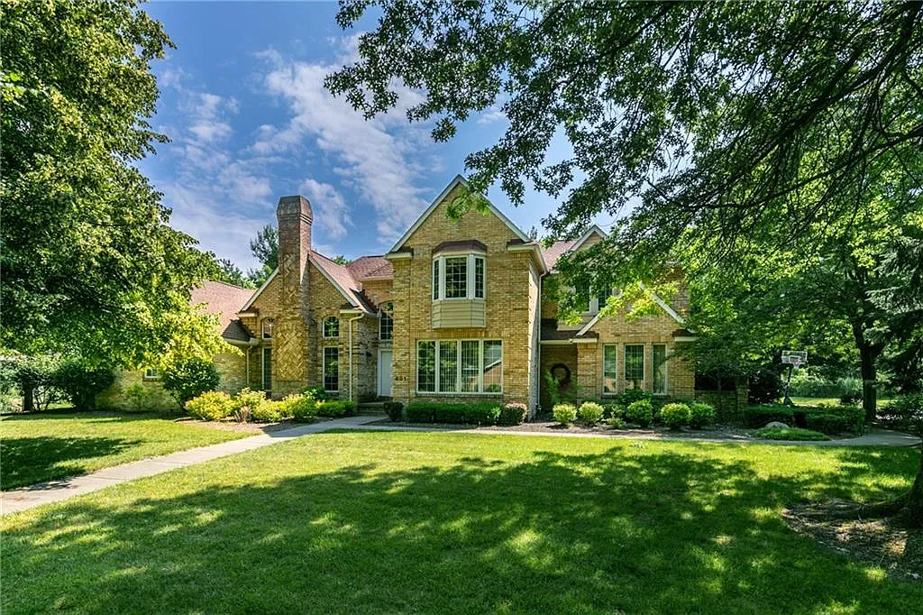 401 Voyageur Dr photo 1