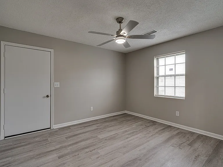 906 Hawthorne Ct — Photo 9