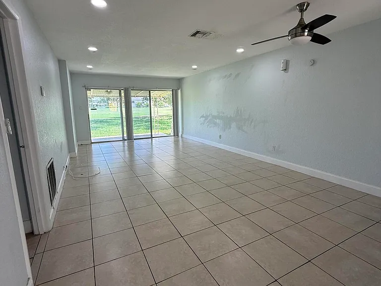9640 NW 65th St #D10 — Photo 9