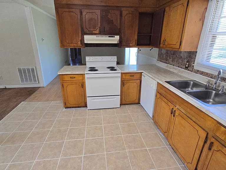 2233 Windsor Dr — Photo 5