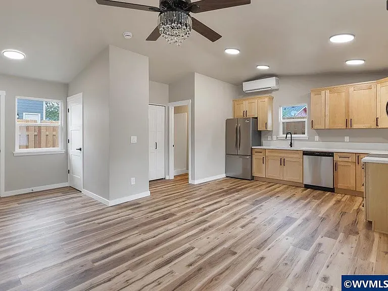 494 17th St SE — Photo 1