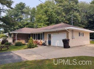 6736 N Rd, Escanaba, MI 49829