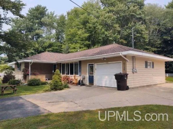 6736 N Rd, Escanaba, MI 49829