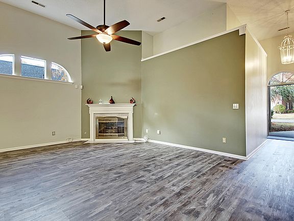 3rd image of 301 Essex Dr