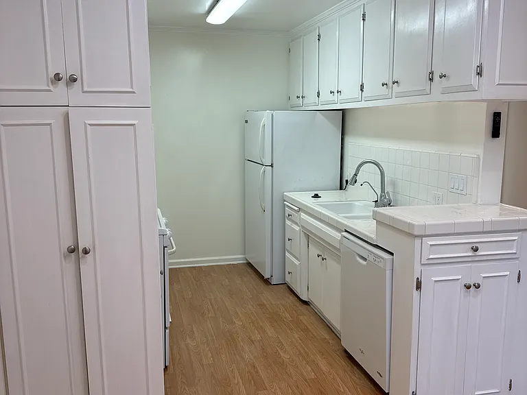 1280 S Barrington Ave #10 — Photo 9