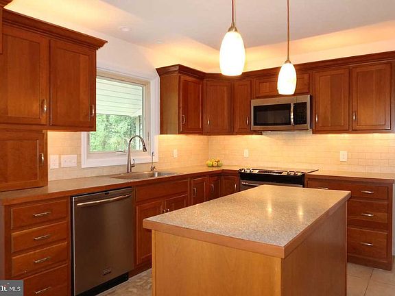 5th image of 1215 Mayberry Ln