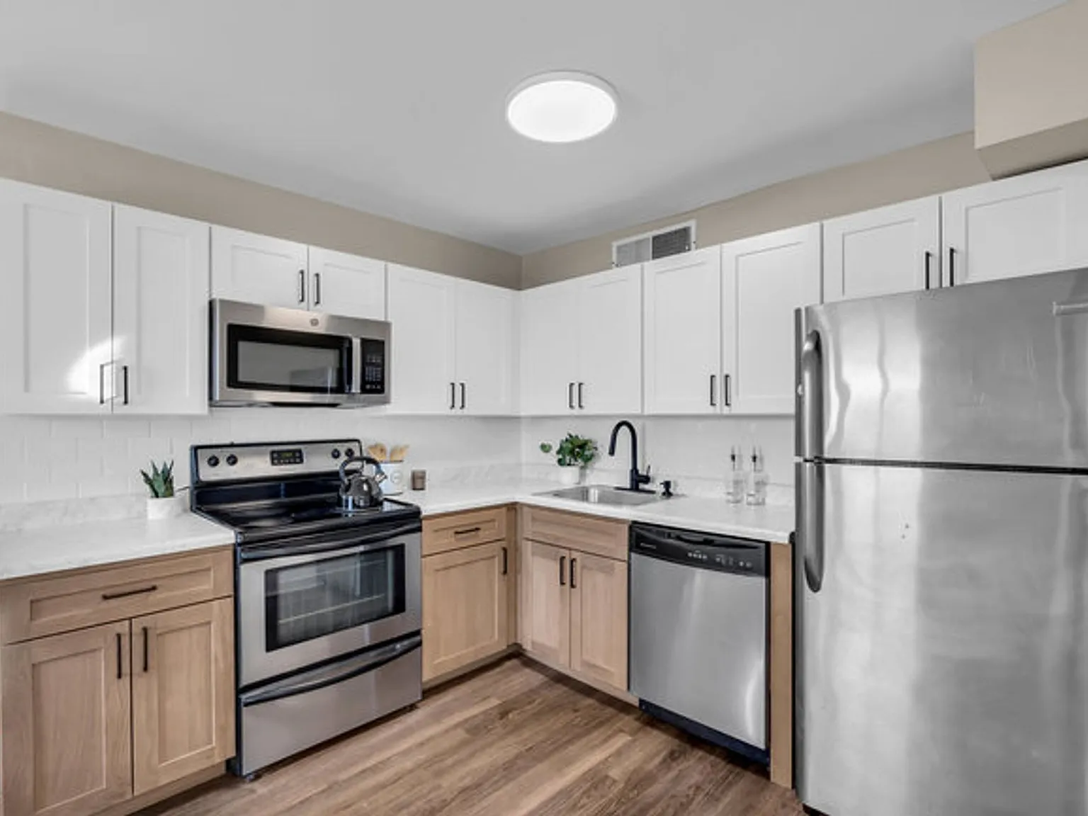 Chateau Apartments — Photo 2