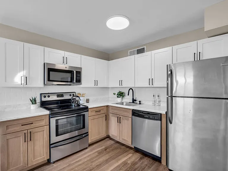 Chateau Apartments — Photo 2