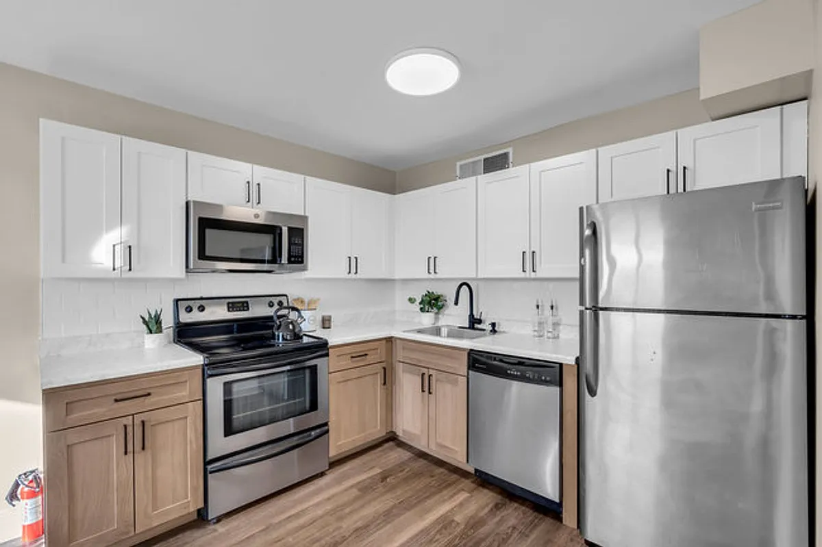 Building Photo - Chateau Apartments