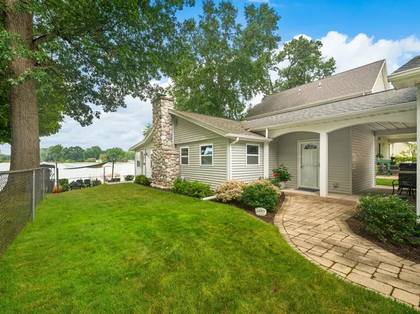 52390 Twin Lakeview Dr, Dowagiac, MI 49047
