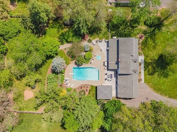 5th image of 15 Wedgewood Dr