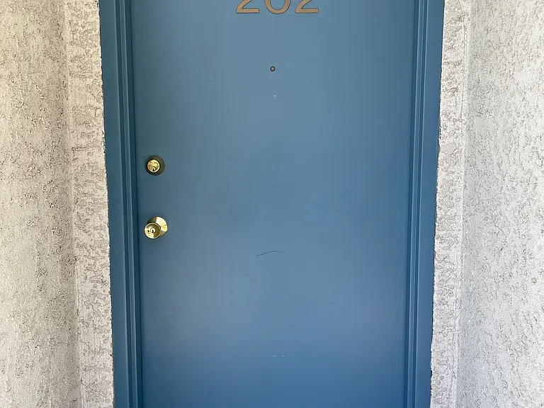 12840 Moorpark — Photo 1