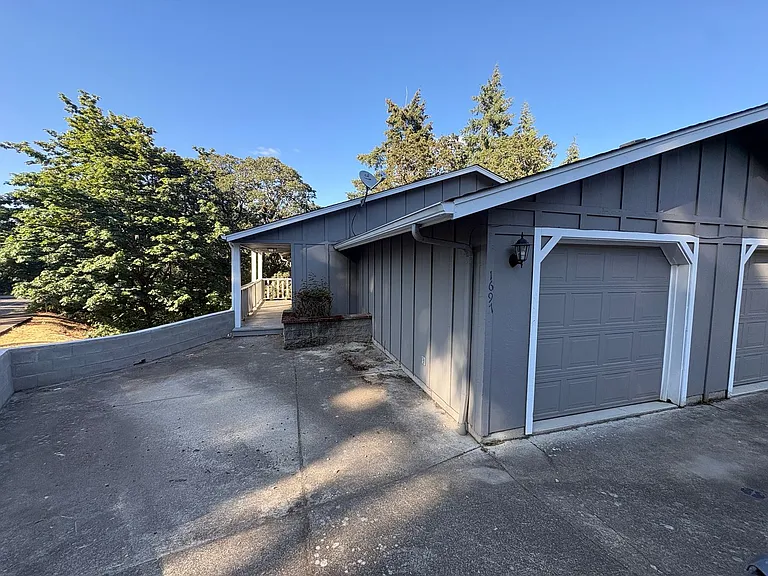 2 Bedroom 1.5 Bathroom Duplex in Southwest Eugene — Photo 2