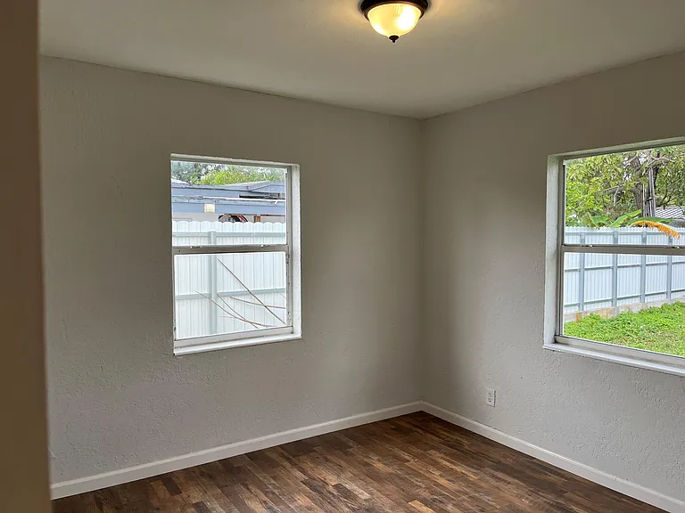 1327 SW 22nd Ave — Photo 6