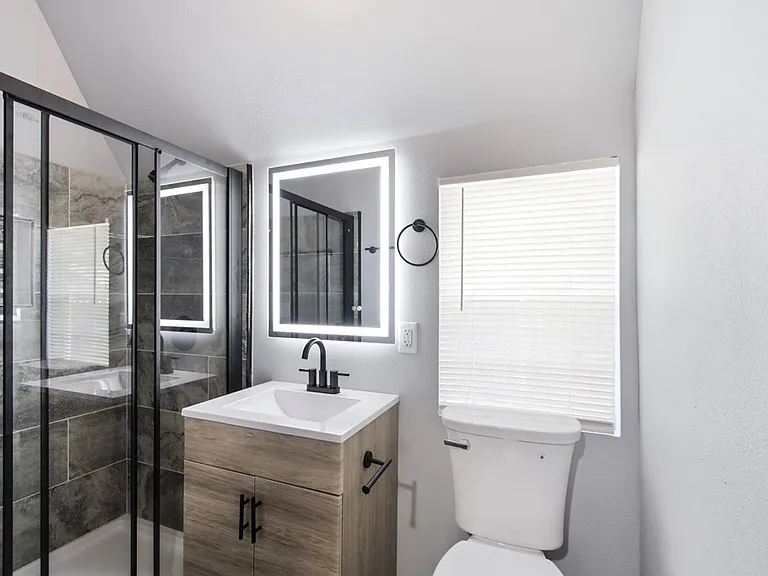 210 N Jackson St #B — Photo 16
