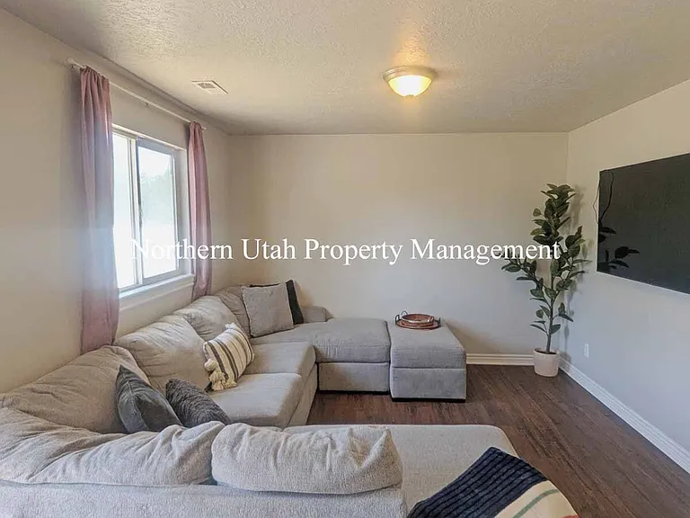 1287 W 2000 N — Photo 2