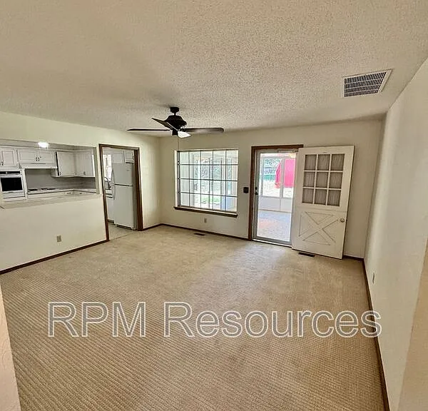 405 Walnut Ave — Photo 3