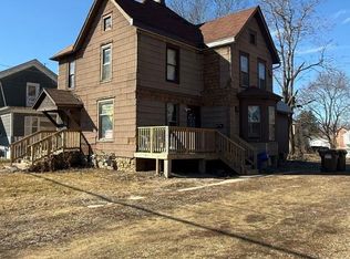 612 W Douglas St, Freeport, IL 61032