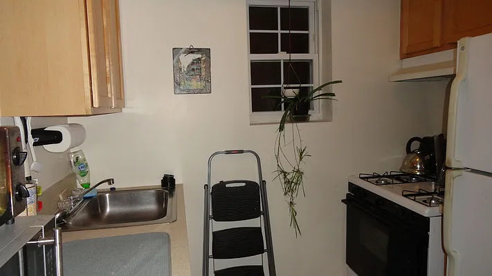 Rented by Halvatzis Realty | media 4