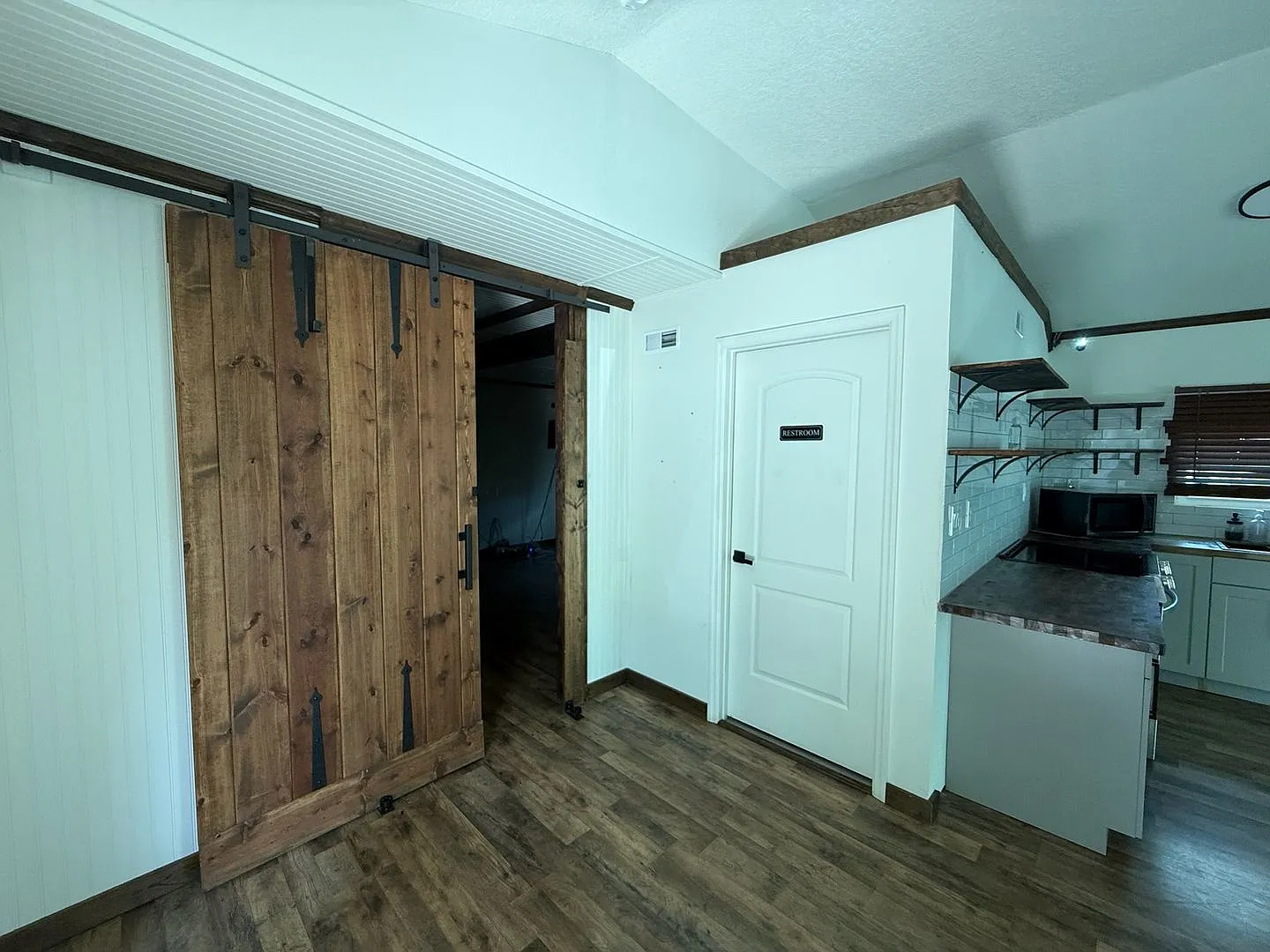 Manufactured home. Updated with a modern touch — Photo 4